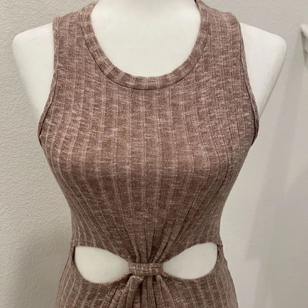 Women’s Dress. - Picture 2 of 8